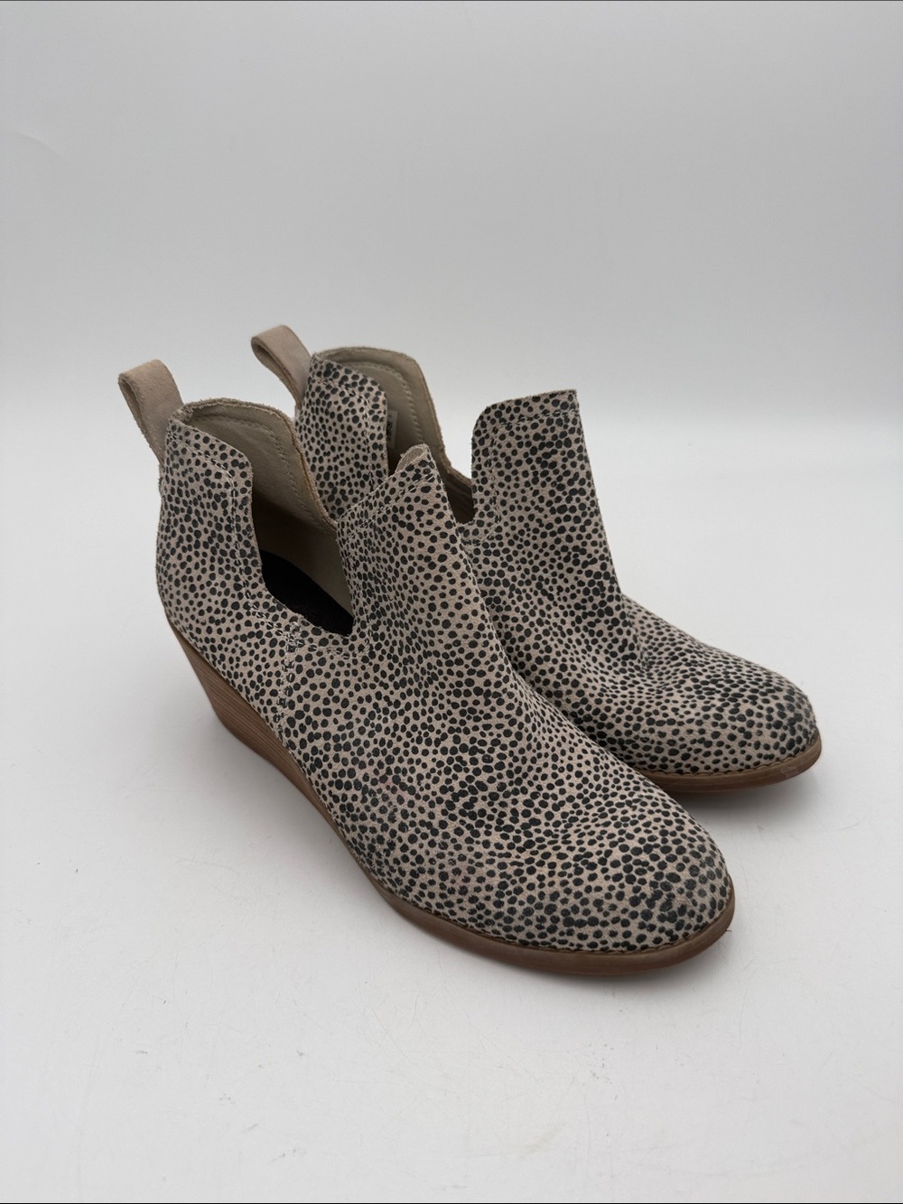 Toms Beige and Black Speckled Cutout Wedge Booties women 7 festival casual retro